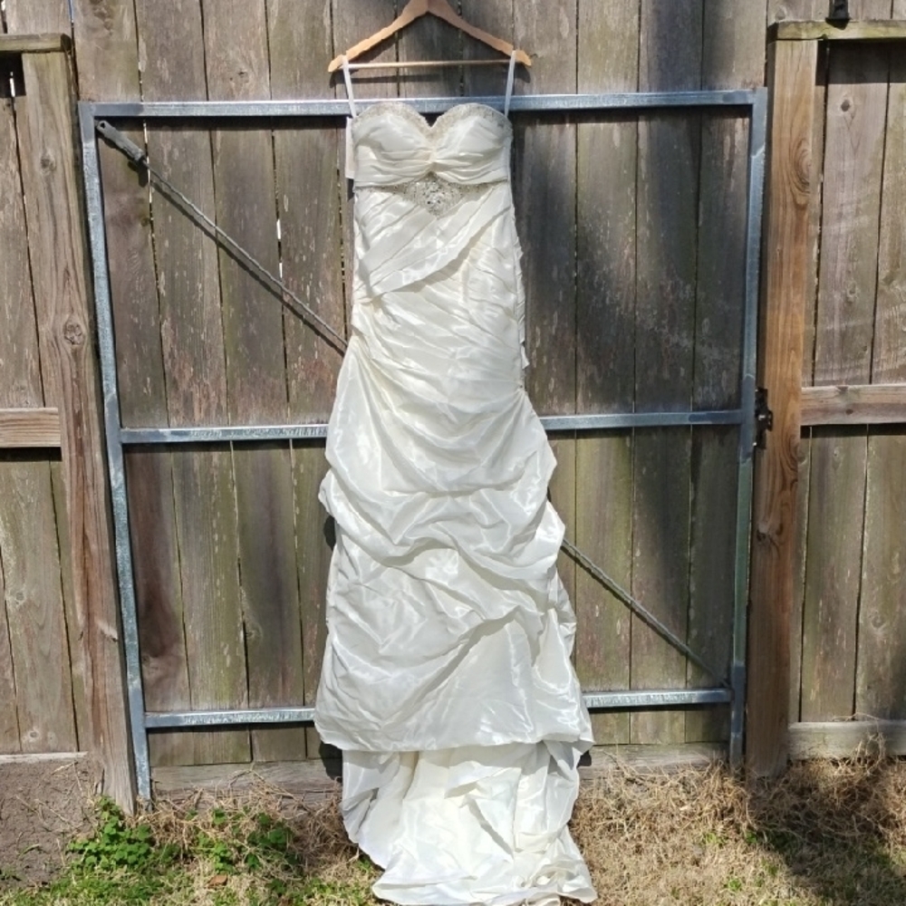 Elegant Ivory Strapless Wedding Dress